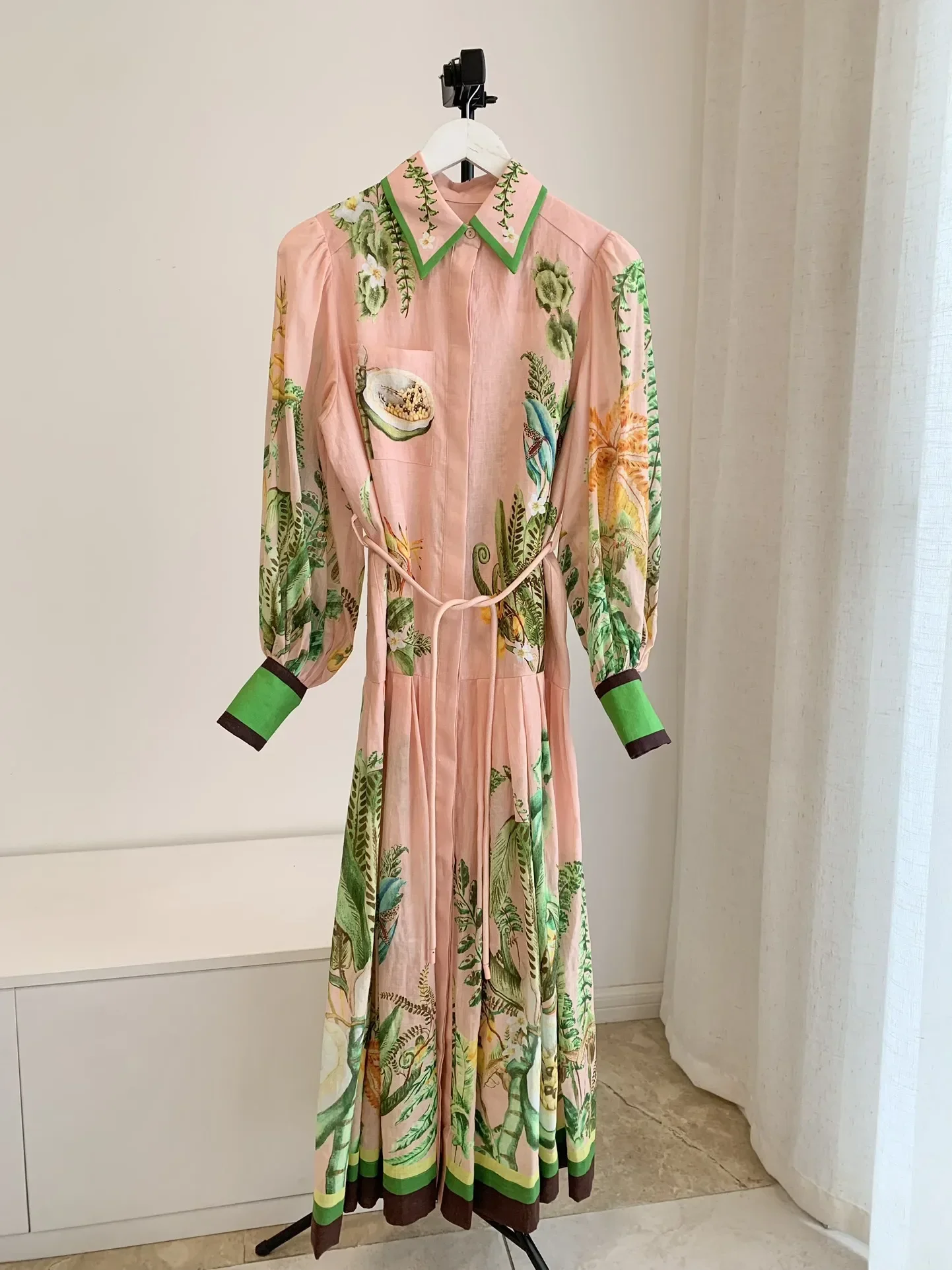 女性用花柄プリント、折り返し襟、リネンとラミー素材、シングルブレストシャツロングドレス