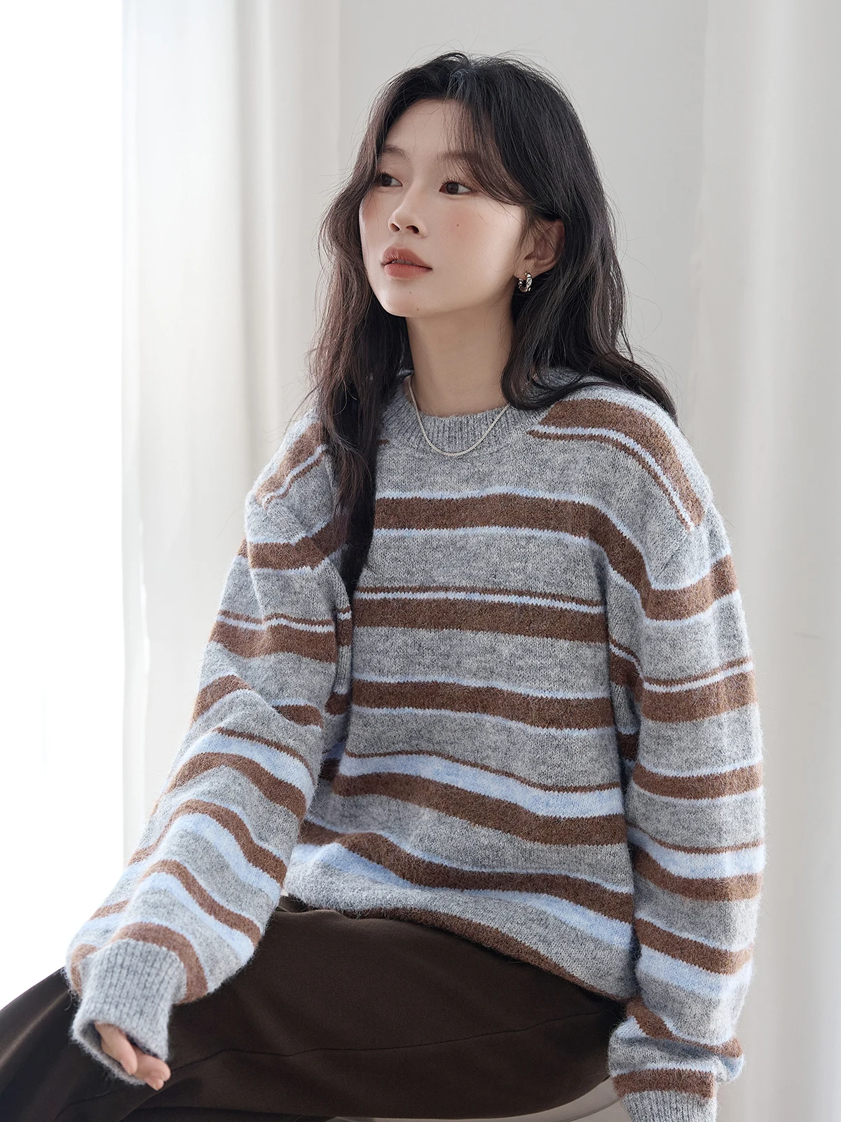 

Женский вязаный свитер HuiXi в полоску, свободный крой, комфортный, стройнящий, зимний, новинка, модный, для повседневной носки, с длинными рукавами