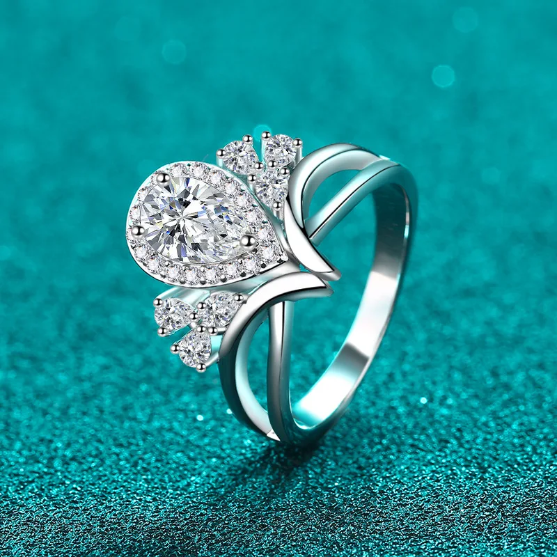 Elegant PT950 Platinum 1-carat Moissanite Ring, Delicate Pear-shaped Diamond V-shaped Hollow Hand-held Bouquet Engagement Ring