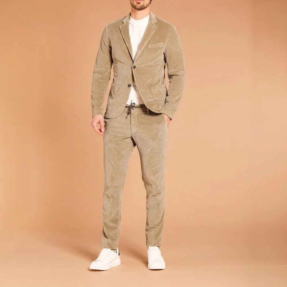 

Модные повседневные костюмы из вельвета: трендовые однобортные мужские комплекты из двух предметов с отложным воротником, сочетающиеся образы