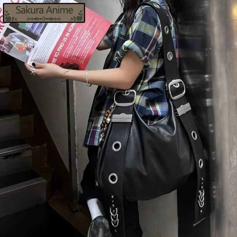 กระเป๋าสะพายไหล่สไตล์วินเทจพังก์ ประดับหมุด เข้าได้กับทุกชุด ความจุเยอะ สไตล์กรันจ์ เรียบง่าย สะพายใต้วงแขน  กระเป๋าโท้ทสไตล์ Y2K สำหรับผู้หญิง แฟชั่นสตรีทแวร์