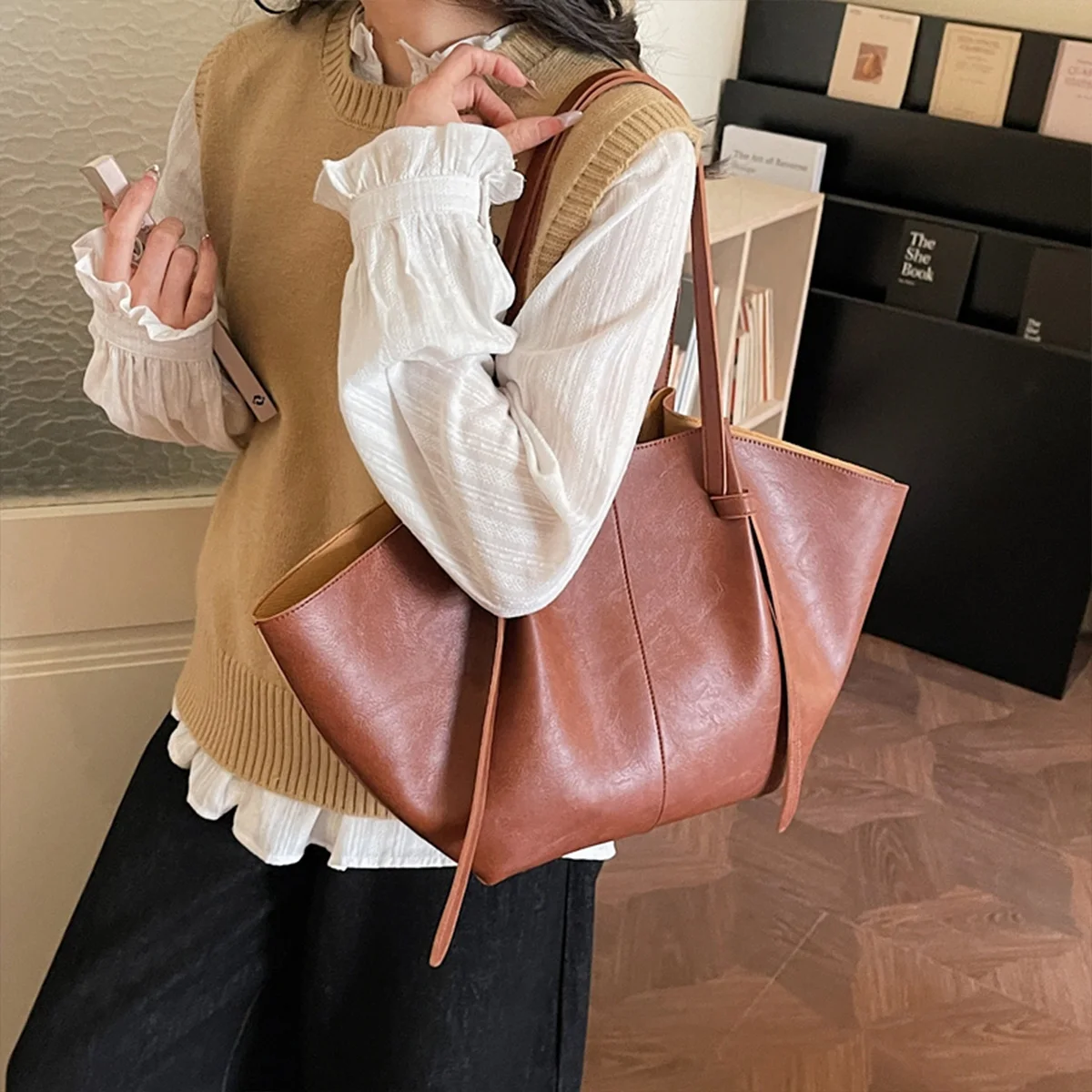 

Vintage Tote Bag with Delicate Quilting and Base Studs Detachable Pouch Large Capacity Magnetic Snap PU Shoulder Bag for Commute