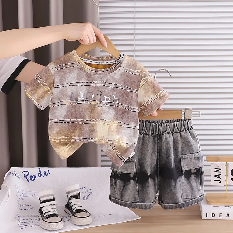 

Летний костюм для мальчиков 2026: Новинка! Детский комплект из футболки с коротким рукавом с принтом «Алфавит» и джинсовых шорт. Детская одежда.