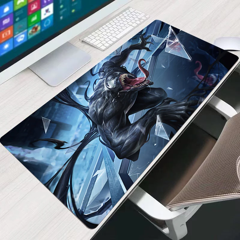 แผ่นรองเมาส์เวนอมอะนิเมะออกแบบมาโดยเฉพาะสำหรับพีซี แผ่นรองโต๊ะเกมเมอร์ สำนักงาน คอมพิวเตอร์ พรม คีย์บอร์ด โต๊ะ อุปกรณ์เสริมสำหรับเล่นเกม แผ่นรองเมาส์
