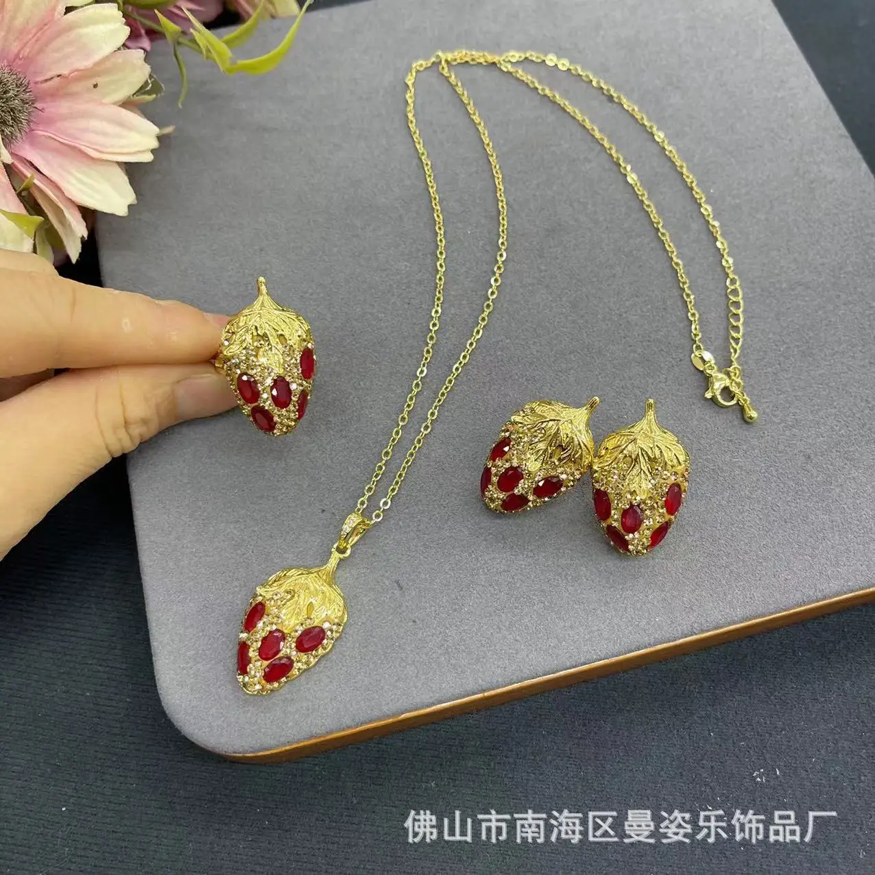 

Ore French vintage strawberry inlaid red crystal stone set hot-selling model factory direct sales pendant necklace earring ring