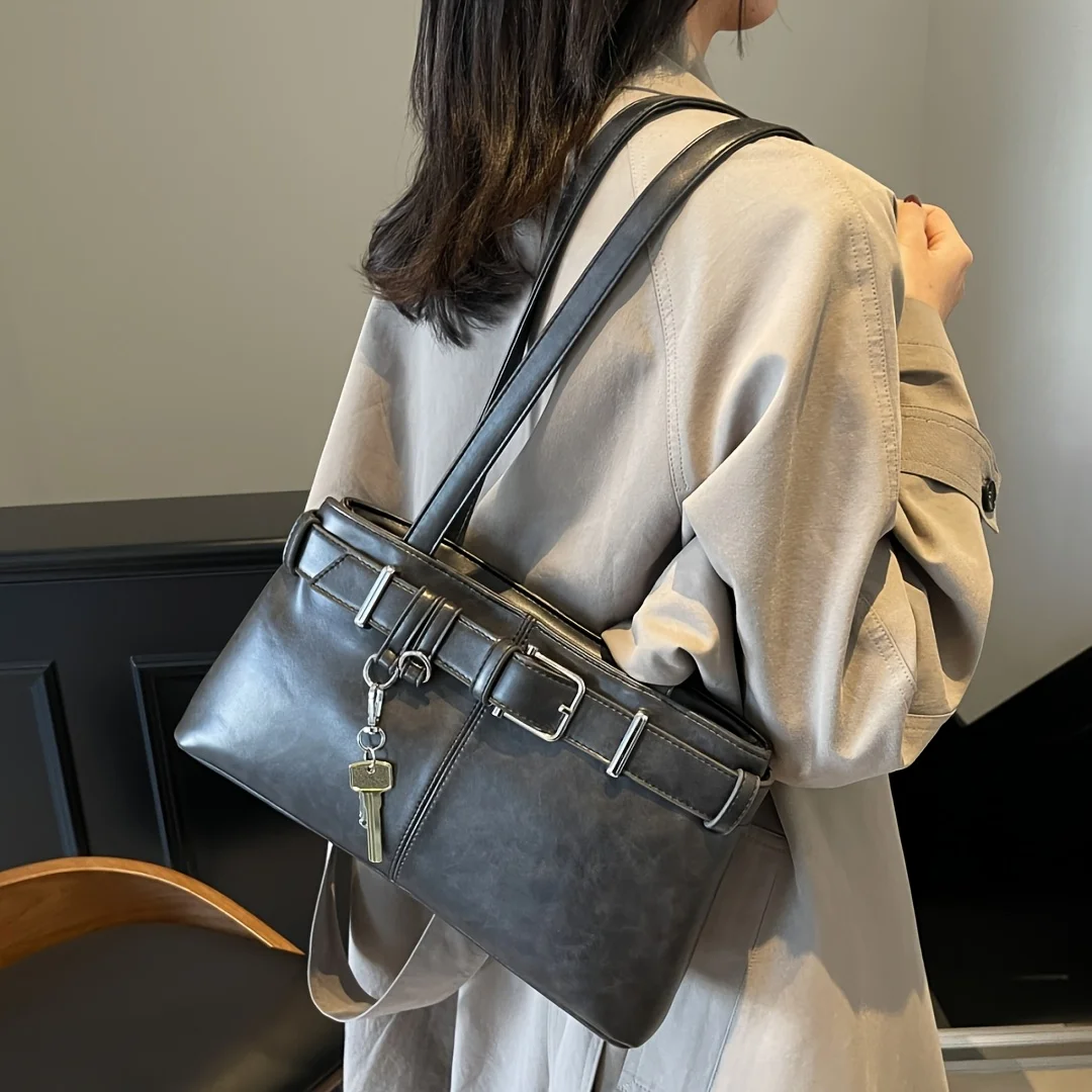 Borsa a tracolla solida, chiusura con cerniera, foderata e bordo verniciato. Borsa versatile con custodia per telefono. Per uso quotidiano e occasionale. Acquista ora!