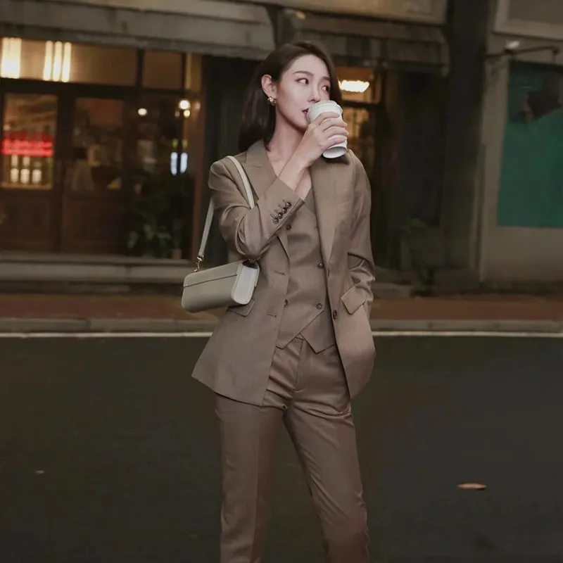 Elegante abito da donna in stile occidentale marrone alla moda in 3 pezzi, completo di pantaloni lunghi di fascia alta per occasioni speciali