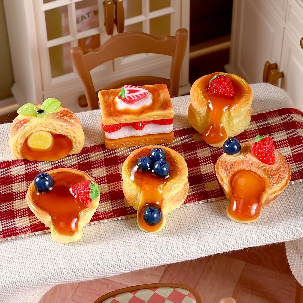 5pcs Mini Jam Fruit Cream Cake Food Cake Model Kitchen Scene DIY Dollhouse Ornaments Resin Miniatures Doll Accessories Crafts