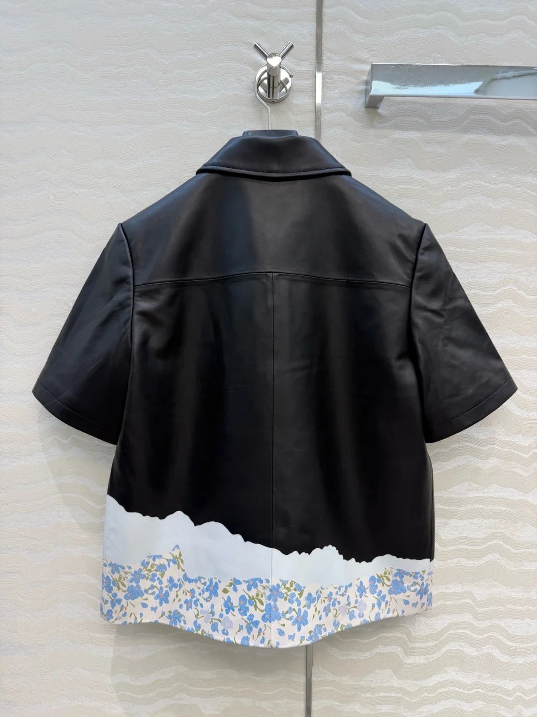 2026 New Women's Short Sleeved Leather Jacket 100% Lambskin Material Printed Leather Jacket High Quality Simple Retro Style