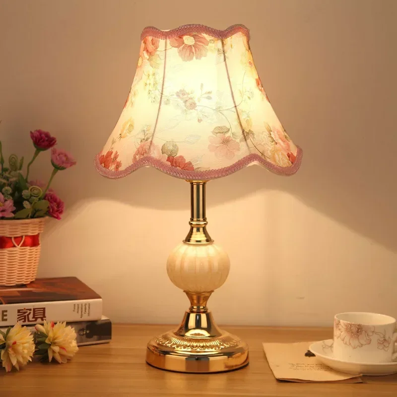 Lámpara de escritorio de cristal Simple de estilo europeo, lámparas de noche clásicas Retro para dormitorio, sistema de tela de hierro forjado, luz de mesa de lujo