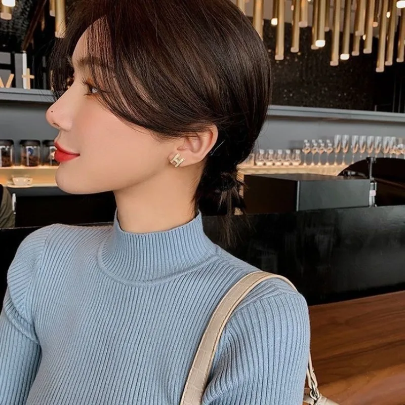 高級感あふれるエレガンスを醸し出し、ユニークな女性らしいデザインと、ジルコンを散りばめた小さなH字型のスタッドピアスです。