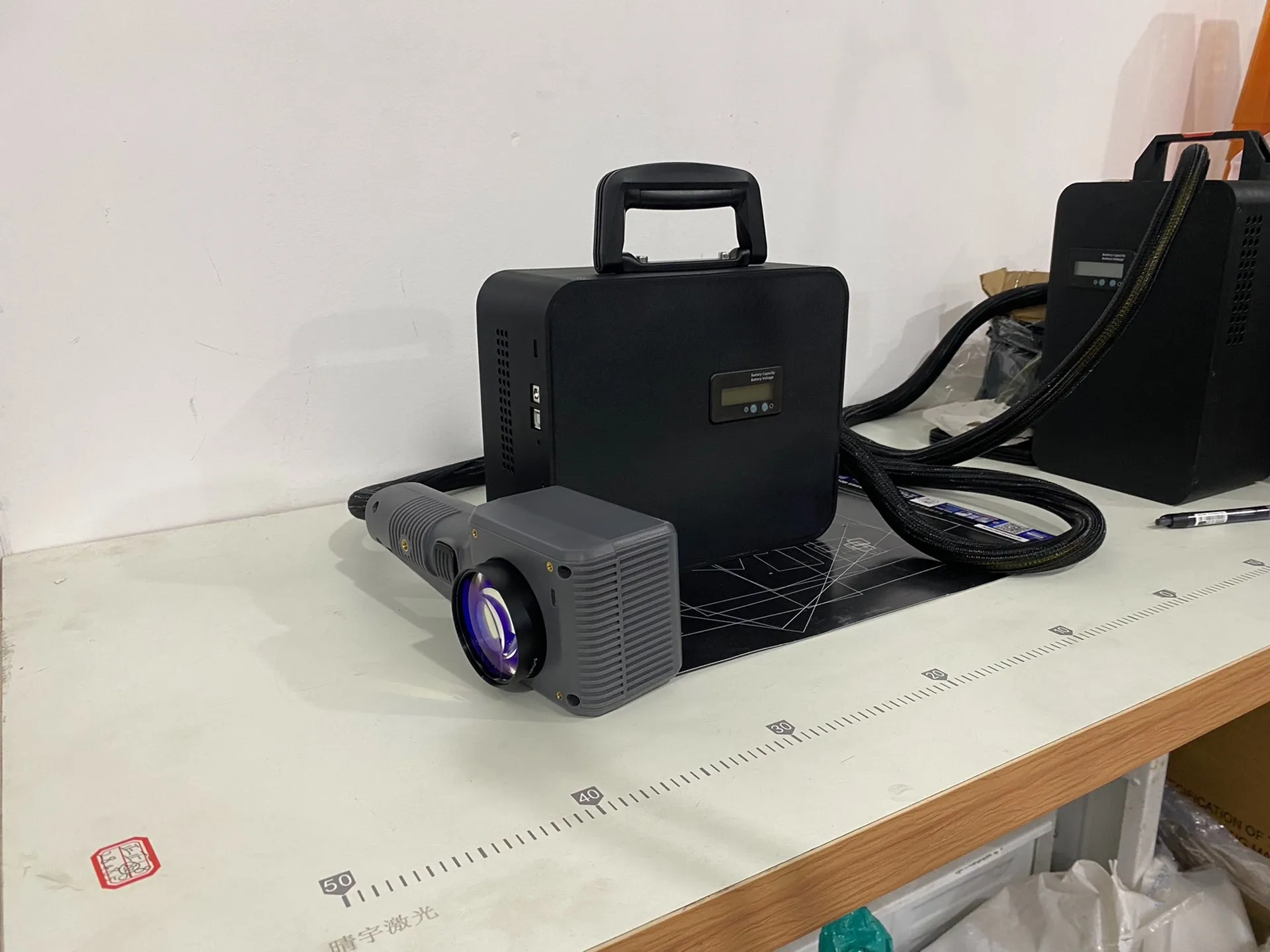 Buon prezzo 20w 30w 50w Mini macchina per marcatura di fibre portatile ottica portatile per pneumatici in resina metallica
