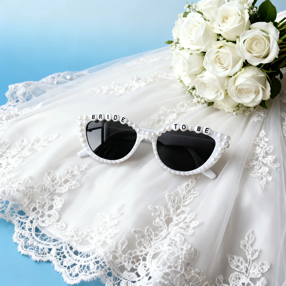 Neu verheiratet Pearl Sonnenbrille für Brautparty, Junggesellinnenabschied, Hochzeitsdekoration, Foto-Requisiten, Geschenk für die zukünftige Braut – Detail 2