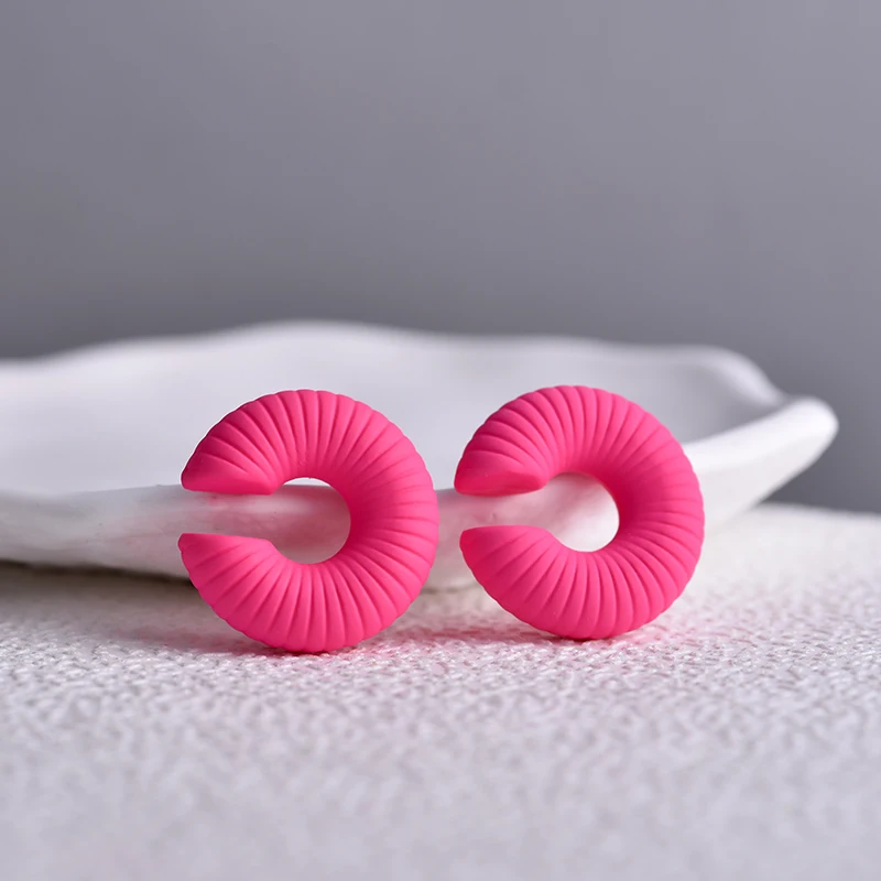 

Одна пара круглых простых клипсов для ушей, серьги-клипсы для женщин, с-образная резьба, не проколотый хрящ, легкие украшения для ушей в стиле панк