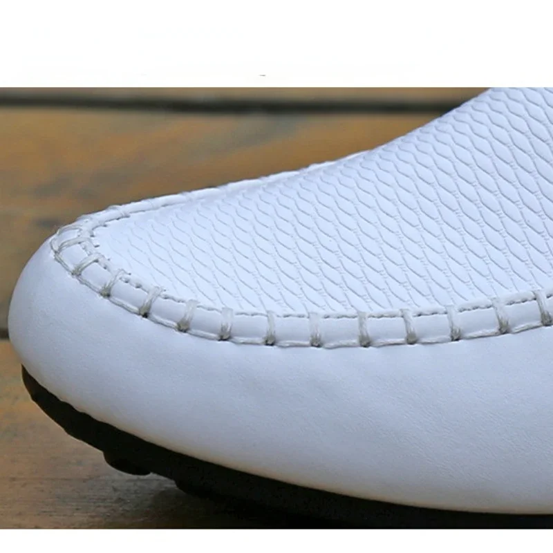 2024 Fashion Lace Up Soft Flats Driving Shoes White Black Peas Shoes Hot Men Casual Shoes Brand Breathable British Mens Sneakers