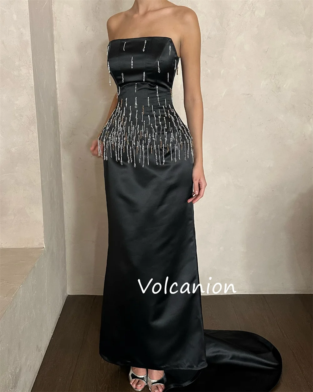 ที่กําหนดเองแฟชั่น Charmeuse ประดับด้วยเลื่อมทรัมเป็ตชุด Midi ที่ไม่มีสายหนัง Bespoke โอกาสสไตล์โมเดิร์นประณีต