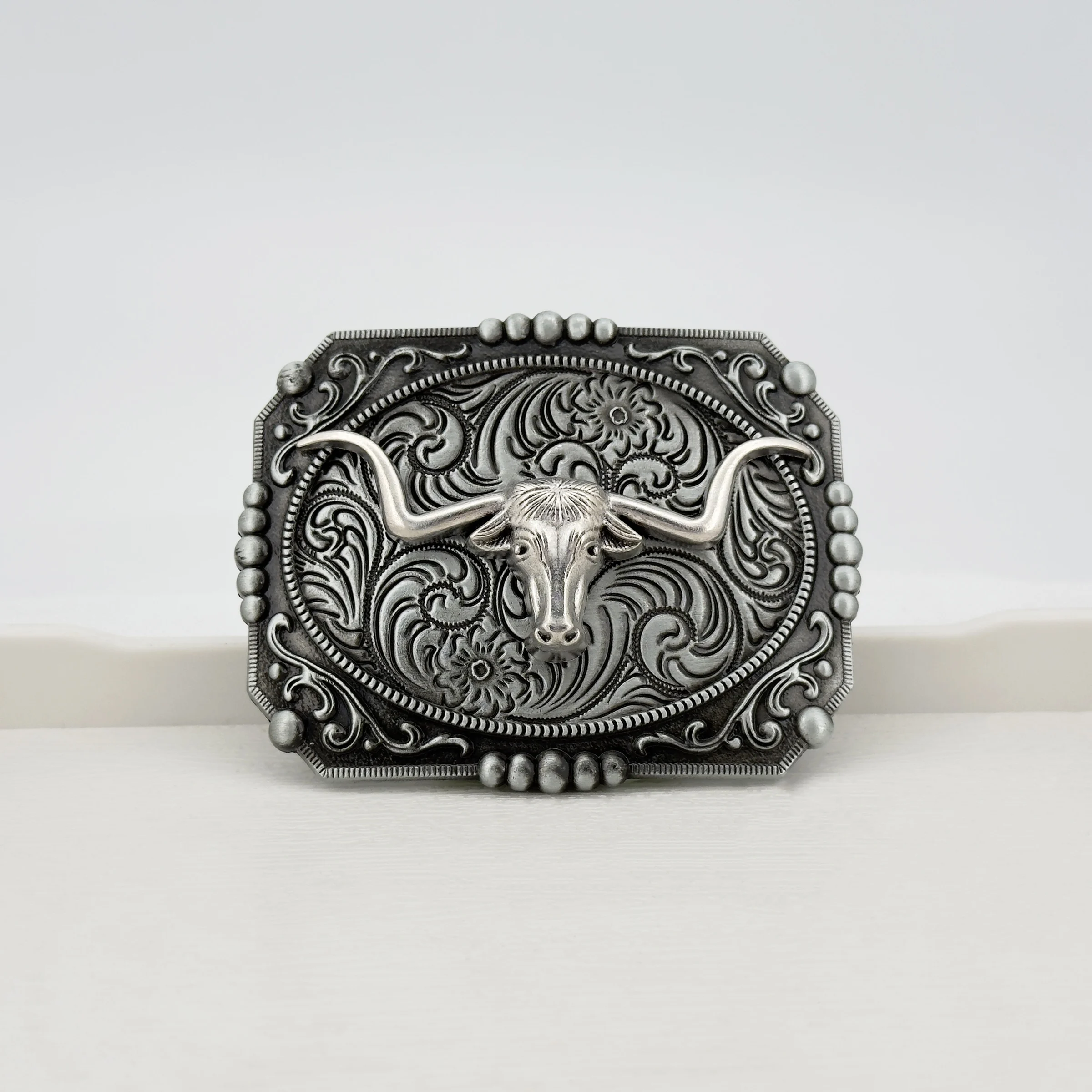 قطعة واحدة من سبائك الزنك الكلاسيكية العتيقة مع زوايا منحنية ونقش رأس بقرة طويلة من القبيلة الغربية، D #4