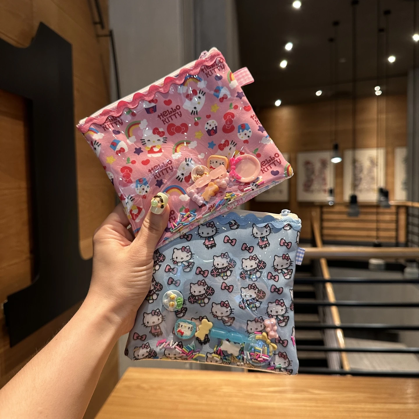 

Sanrio hello kitty cute coin purse cartoon cat PVC transparent quicksand doll makeup lipstick headphones portable storage bag
