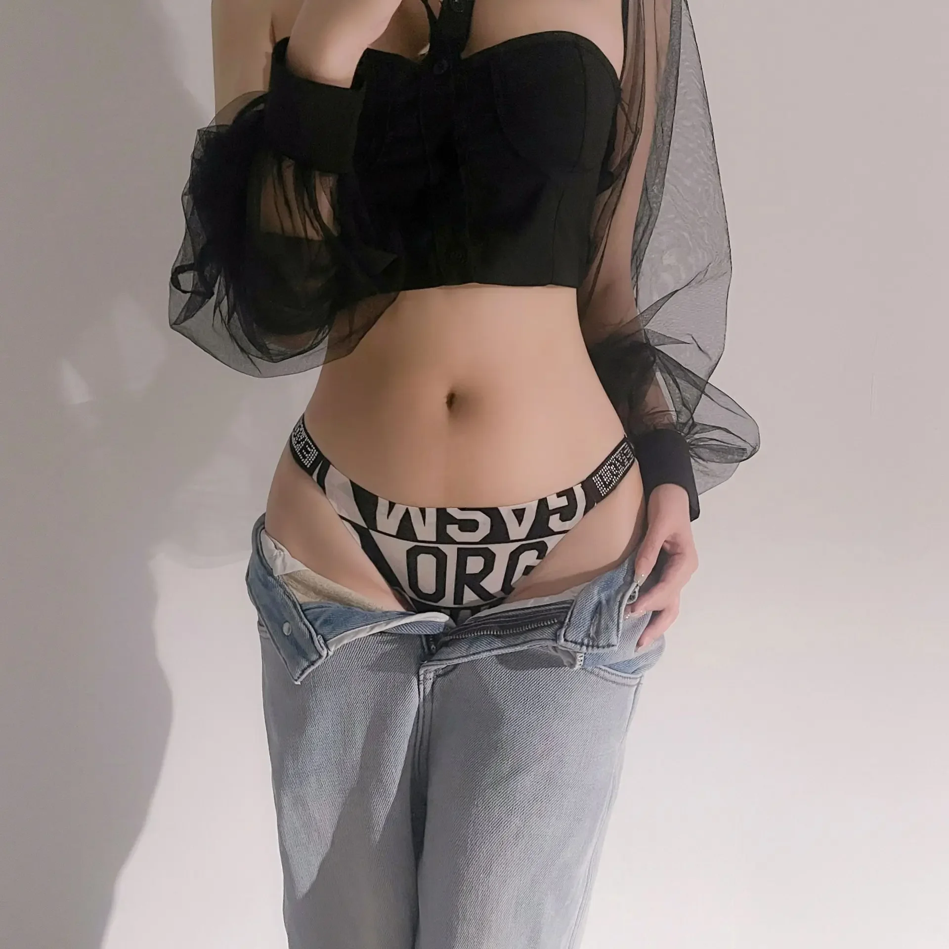 

Lencería sexyTraceless Ice Silk Breathable and Sexy Underwear for Women with Diamond Inlaid LOVE Hot Fashion Triangle Pants Low