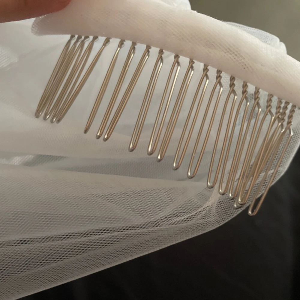 طبقتين من الحجاب الزفاف بحافة مزخرفة بالدانتيل مع مشط إكسسوارات الزفاف النسائية باللون الأبيض العاجي #3