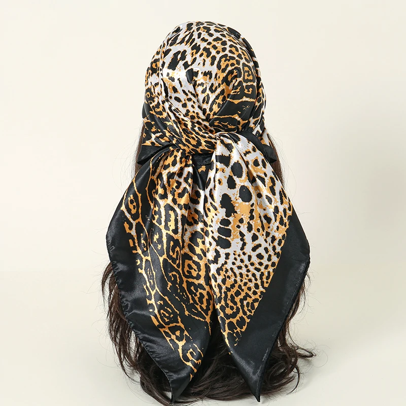新しい 90*90 センチメートルヒョウ柄の高級ブランドスクエアシルク女性のためのスカーフサテンバンダナ夏ソフトネッカチーフビーチヘアスカーフ