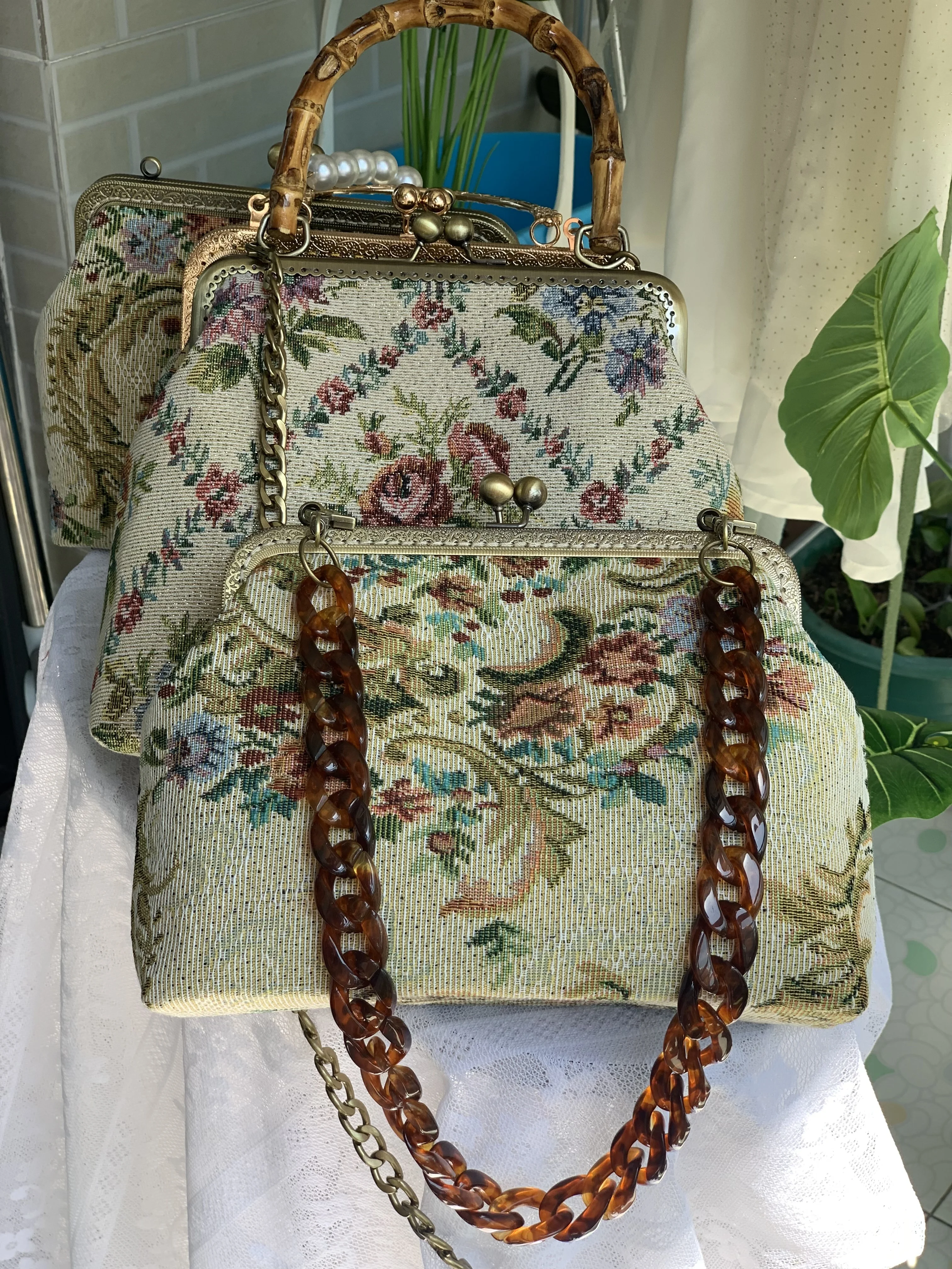 Lost in Vinatge Floral Tapestry Purse con cinturino a catena lunga in resina Gold-tone Metal Frame Kiss Lock borsa da sera pochette Versatile