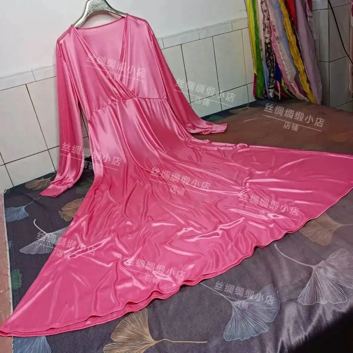 

Глянцевое сексуальное женское атласное платье с длинным рукавом и v-образным вырезом, свободное ночное платье больших размеров, спальный халат