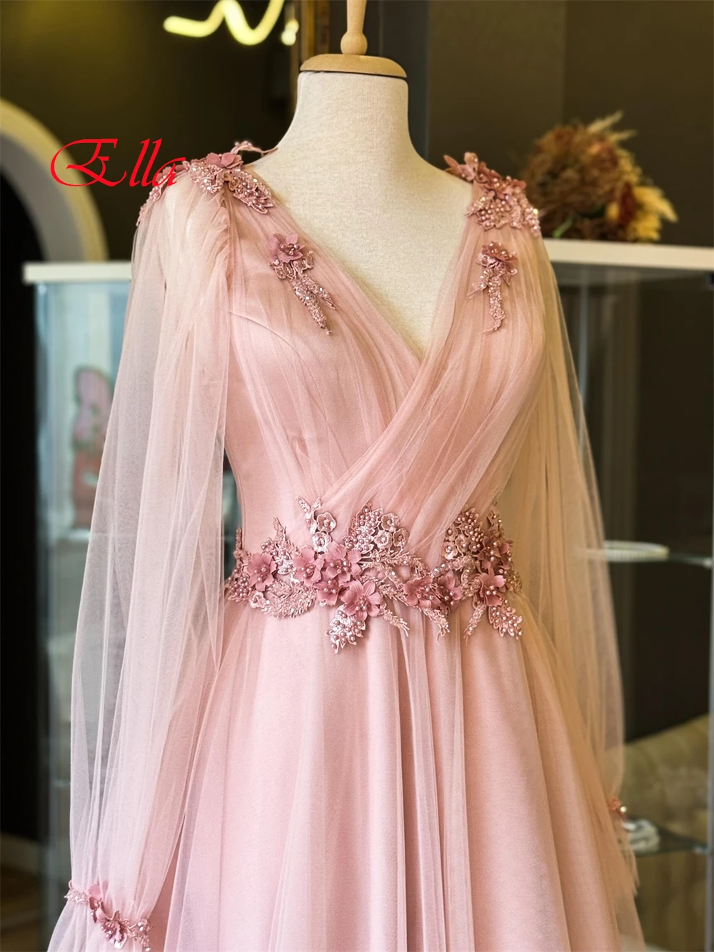 فستان سهرة رسمي من التول الوردي على الموضة مخصص برقبة على شكل حرف v وأكمام طويلة وأربطة من الخلف وزهور لؤلؤية بدون ظهر فستان العودة للوطن