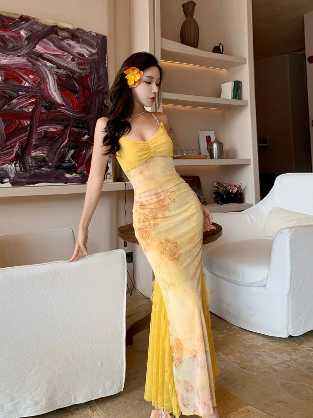 黄色の花柄プリントのマキシ丈ドレス、ビーチバケーションに最適なテーラードフィットのレディースサマーソフトドレス、Sカットシルエットでスリムな印象