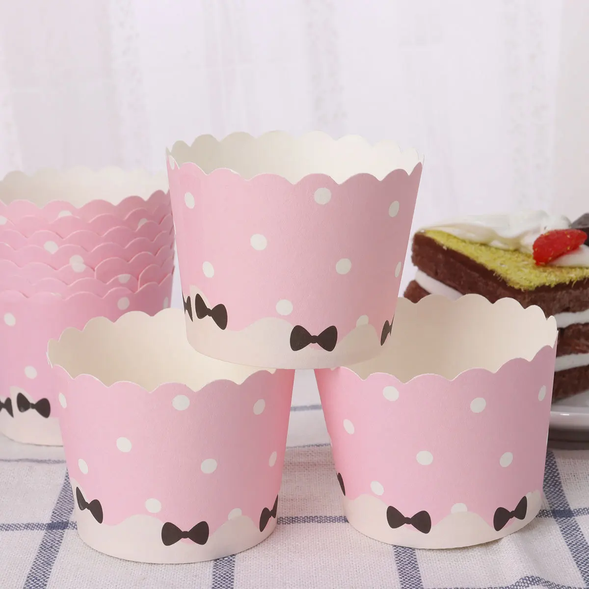 

100Pcs Paper Cupcake Wrappers Black Bowknot Design Decorative Baking Cups Wedding Birthday Party Favor Cake Liners