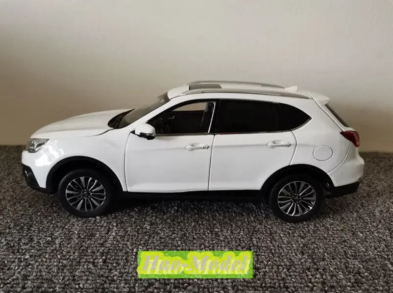 Modelo de coche GS5 SUPER TRUMPCHI, juguetes de Metal fundido a presión, regalos de cumpleaños para niños, colección de exhibición de Hobby, adornos blancos, 1/18