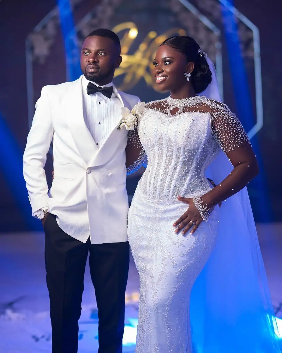 Maßgeschneiderte Illusions-Brautkleider mit hohem Kragen und glitzernden Perlen und abnehmbarer Schleppe Robe De Mariée Brautkleider mit langen Ärmeln