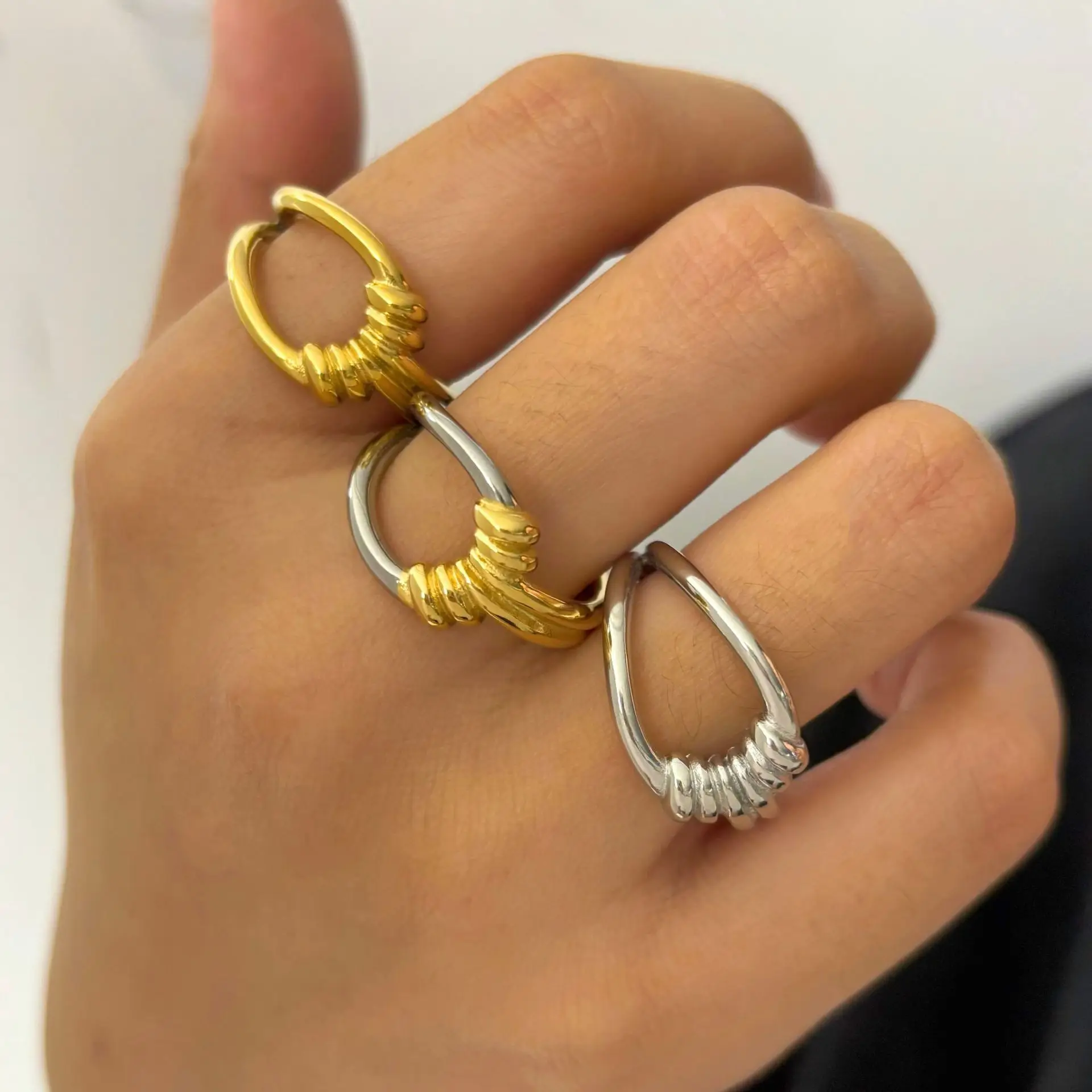 Keen on nuevo anillo de acero inoxidable con patrón de giro de nudo Simple a la moda regalo personalizado Popular al por mayor