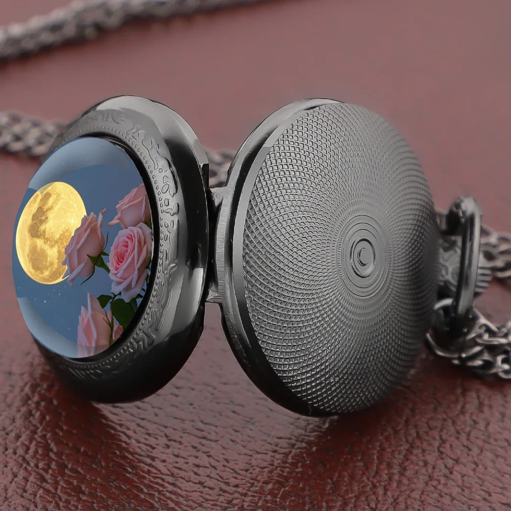 قلادة ساعة الجيب Moonlit Roses Scene - تصميم رقيق وقلادة سلسلة، هدية أنيقة للرجال والنساء