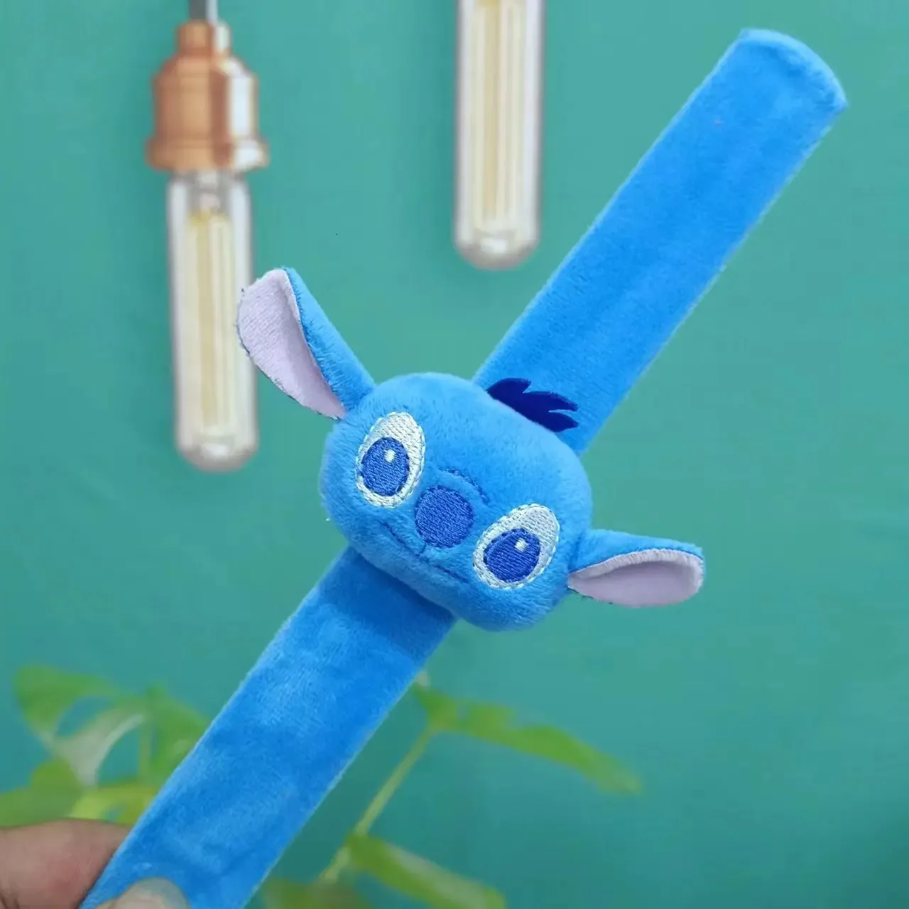 Figura de Anime Stitch pulsera de felpa accesorios de Disney Kawaii Stich Linda muñeca decoración regalos de fiesta para juguetes para niños