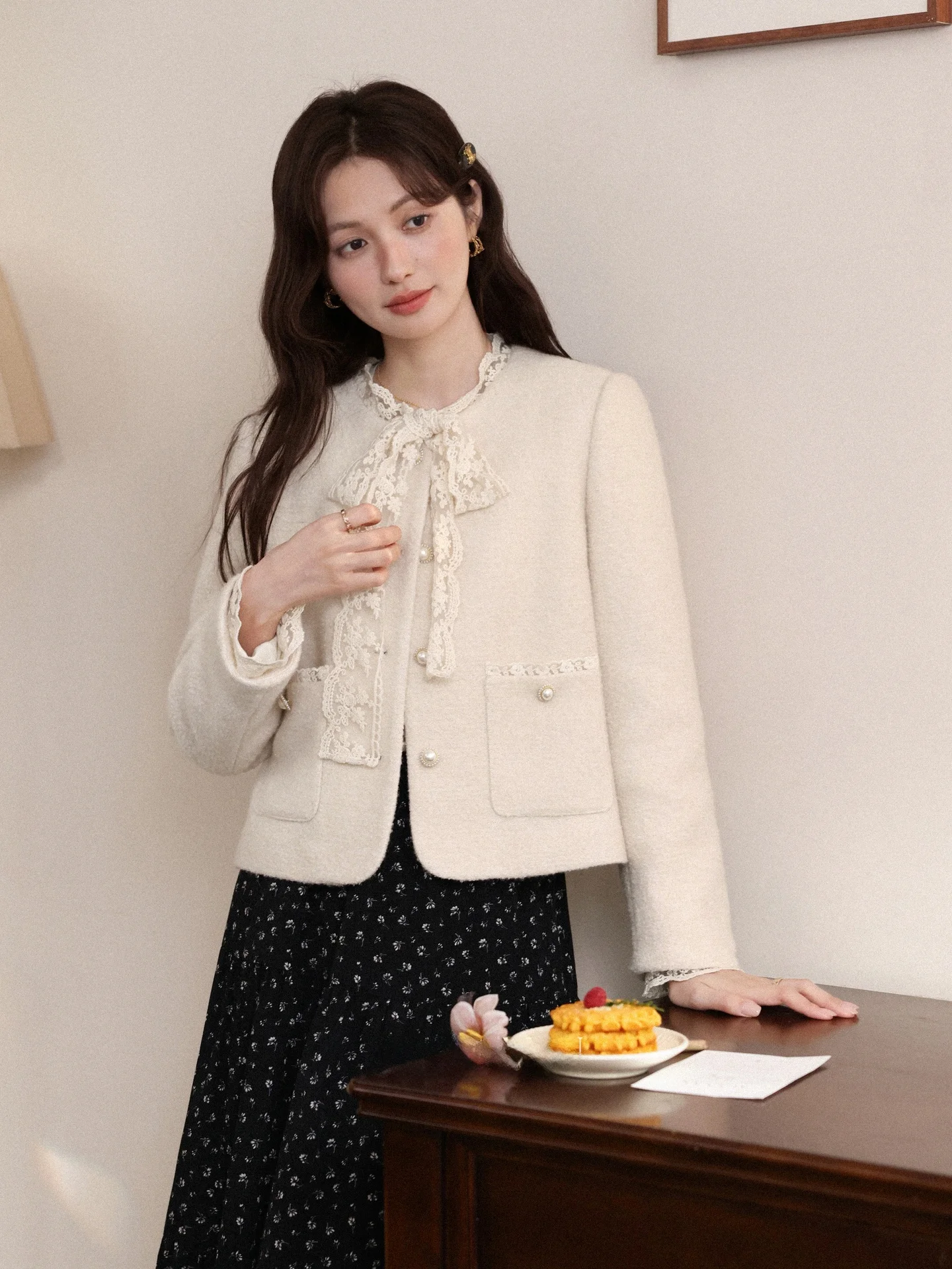 

Осенне-зимнее женское пальто с кружевными вставками, приталенное, с высоким воротником, на пуговицах, с длинными рукавами, свободного кроя