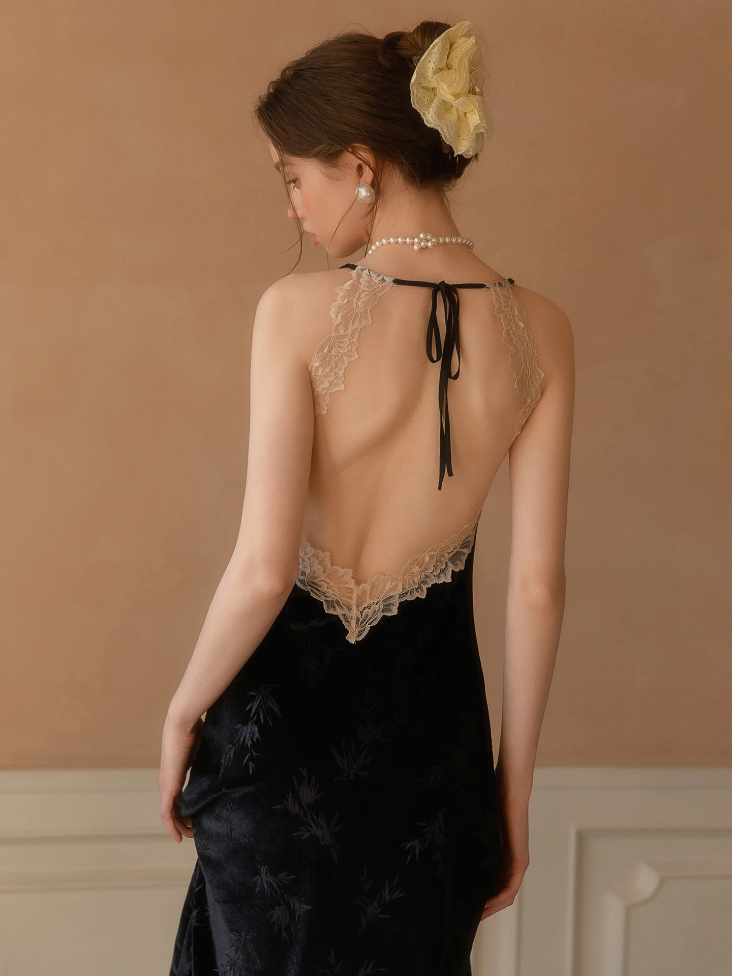 黒レーススプライスストラップスリープドレス女性の厚みのある秋冬パジャマホーム服セットユースベルベットラウンドネックロングドレス