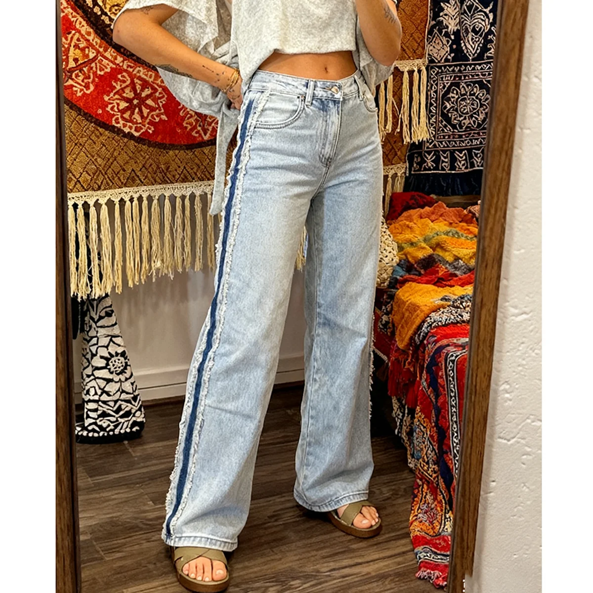 

Women's Light Wash Wide-Leg Jeans High-Waisted Denim Pants With Blue Side Stripe & Frayed Detailing Casual Loose-Fit Long Jeans