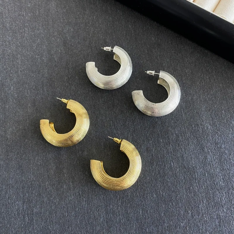 European and American fashion, plain grain, niche design, high-end feel, classic simplicity, exquisite earrings