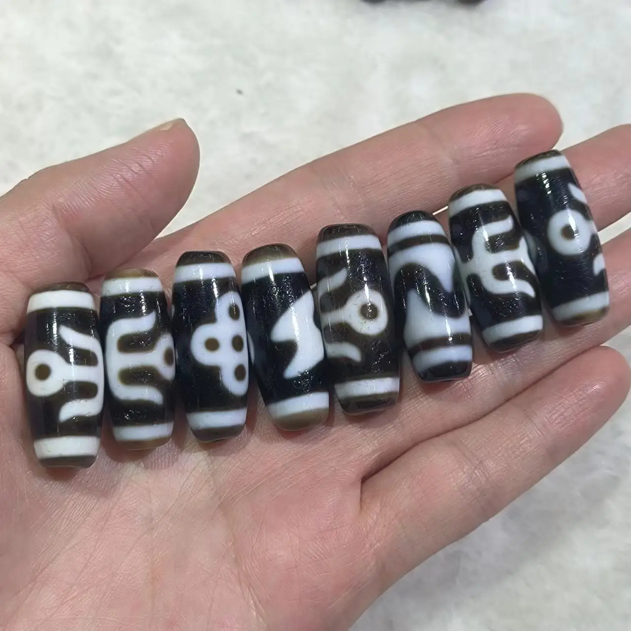 1pcs/lot natural multi-pattern old agate dzi wholesale Black and white Handmade beads Weathering lines special rare Accessories