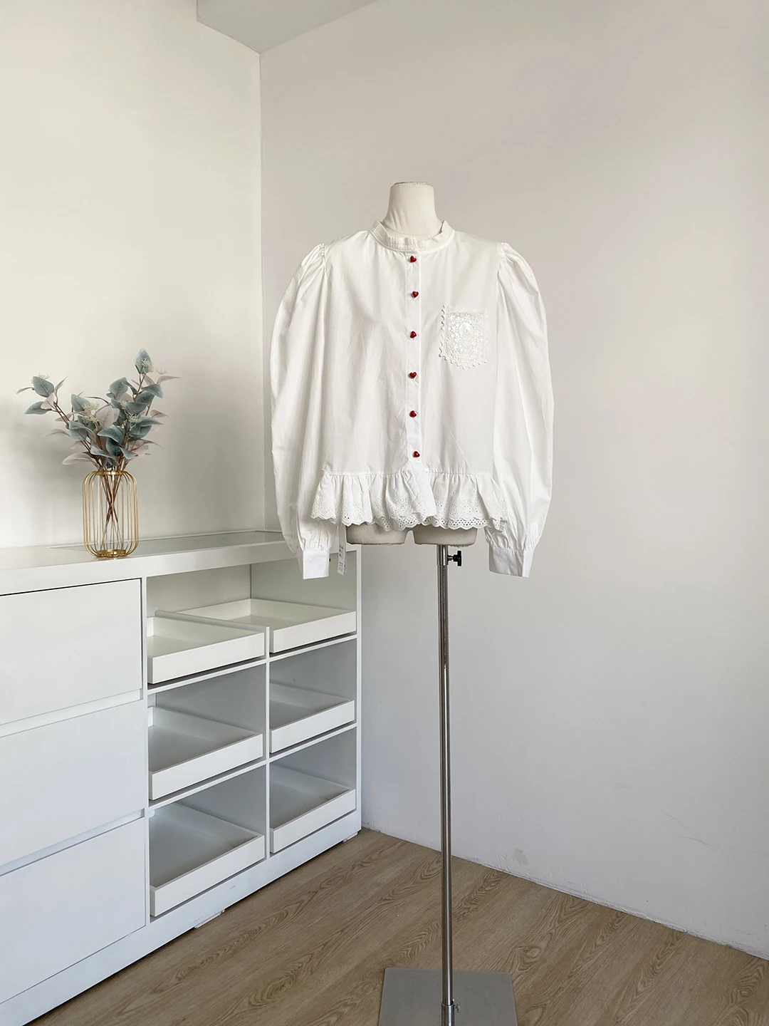 

Spring 2026 Fashionable White Loose Long Sleeve Shirt Women's Classic Style French Loose Fit Button Detail Lace Decoration