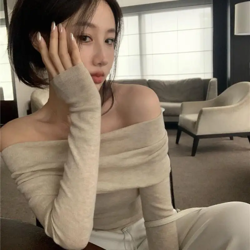 

Новая модная женская футболка с открытыми плечами, топ из эластичной ткани, осенний сезон, длинный рукав, цвет абрикосовый, сексуальный, трендовый