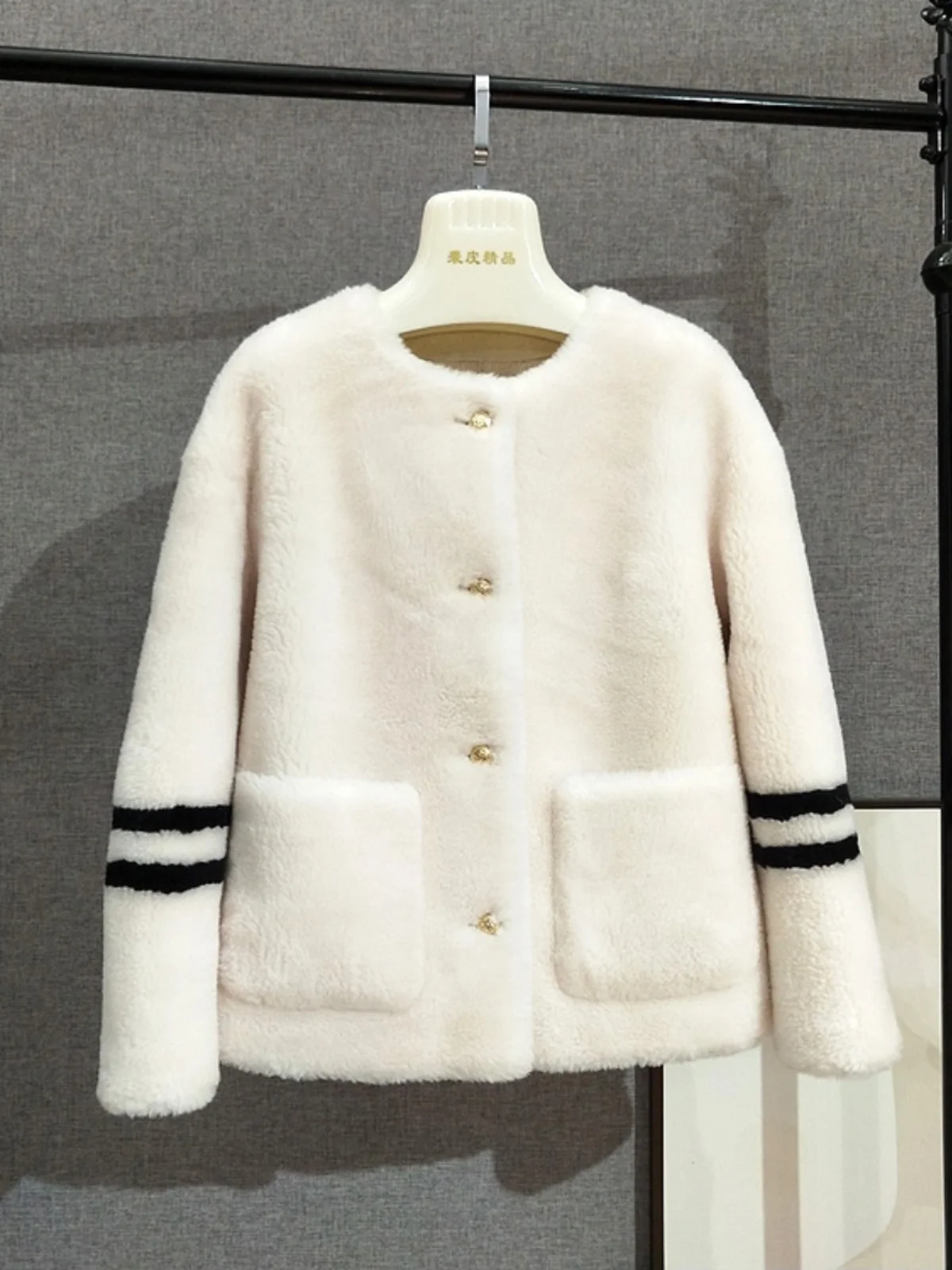 

[Special price]Short round neck, large pocket, lamb fur coat, sheep cut velvet fur integrated coat for women