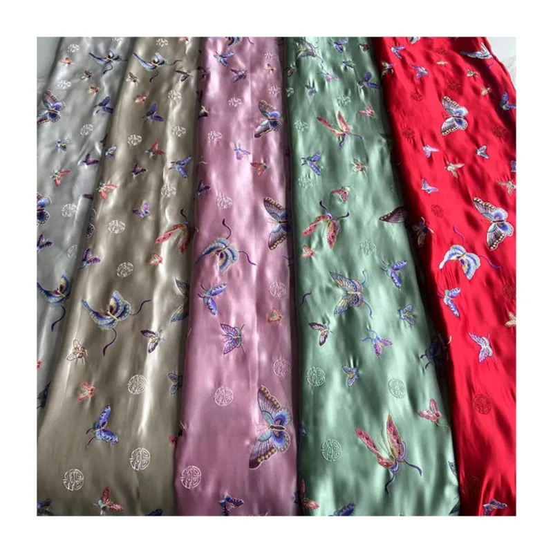 The new Chinese-style cheongsam and outerwear are made of heavy-duty embroidered silk plain satin fabric