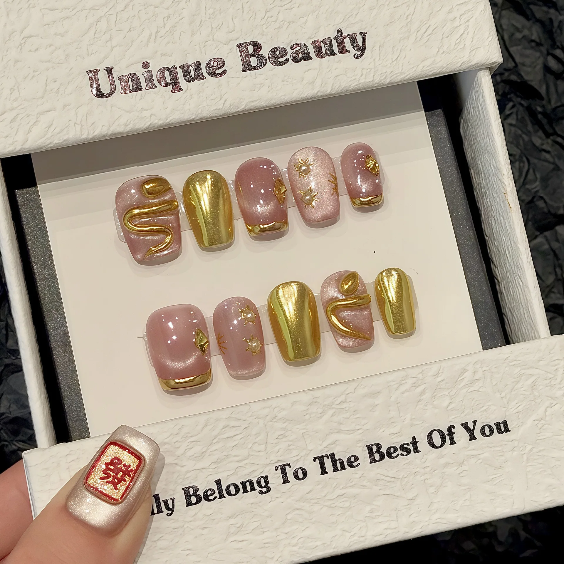 Handgemachte Press on Nails Neujahr 3D Gold Snake Fake Nails für Frauen Mädchen Tragbare Full Cover Short Shiny Cat Eye Falsche Nagelspitzen