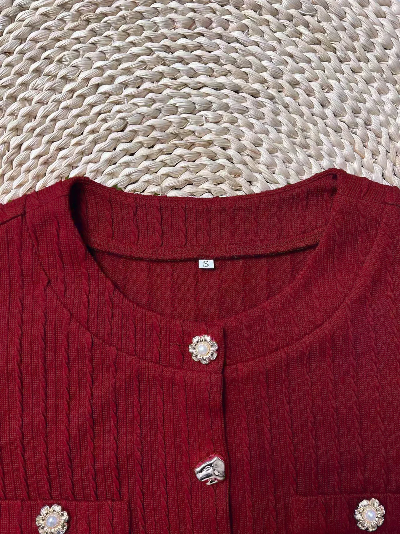 Cardigan tricoté rétro rouge vin, manches courtes, col rond, design élégant avec boutons, haut court pour femme