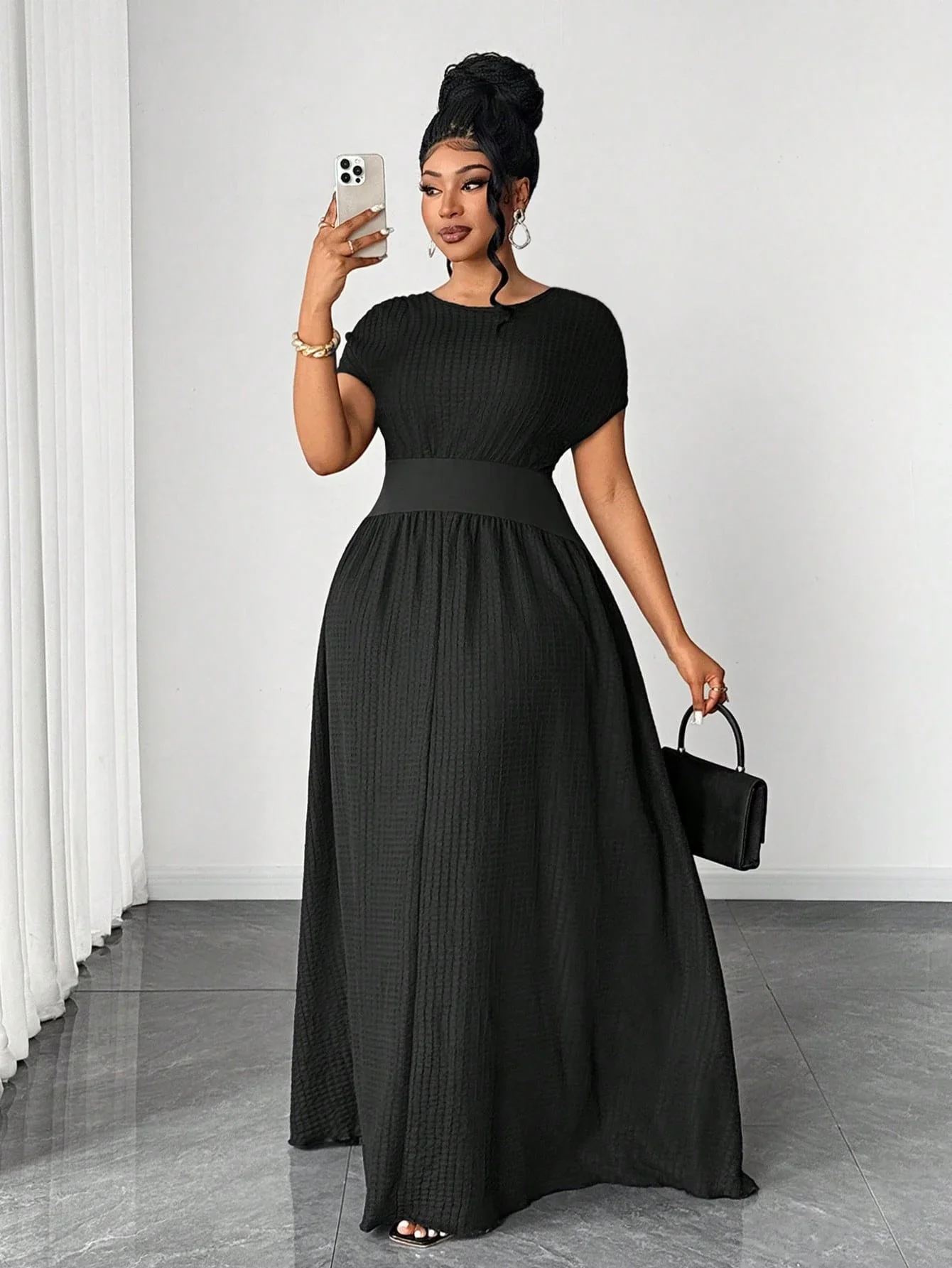 

Элегантное черное макси-платье больших размеров с круглым вырезом и завышенной талией для прогулок и отпуска