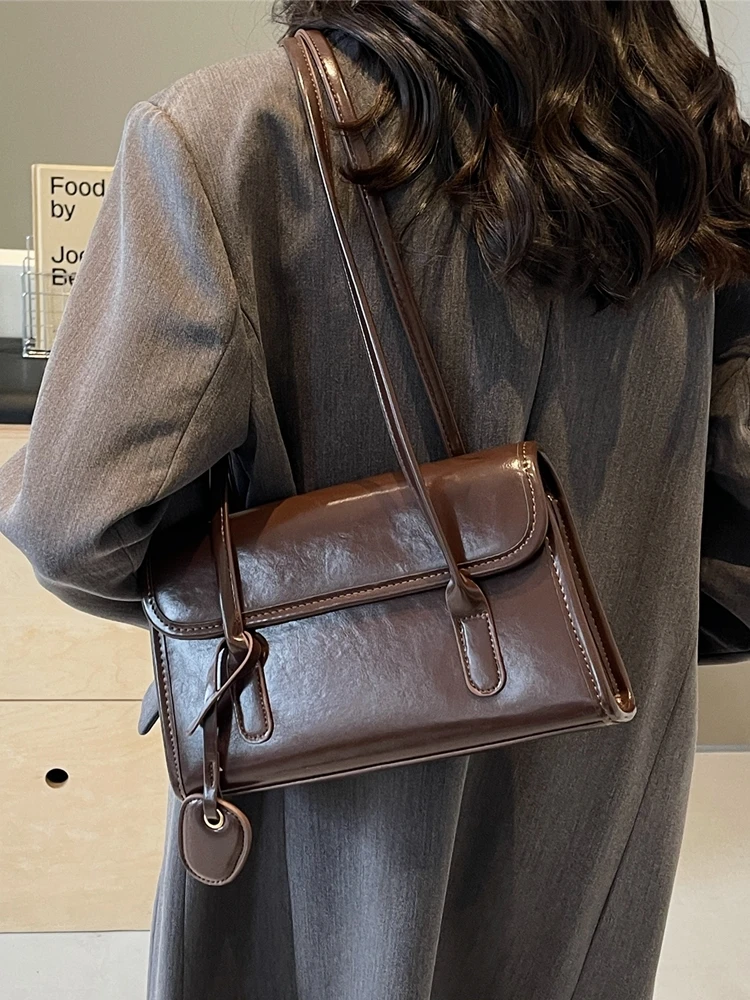 패셔너블한 대용량 브라운 언더암 백 심플 스타일리시 숄더 백 캐주얼 PU 가죽 소프트 백 여성용 온라인 독점