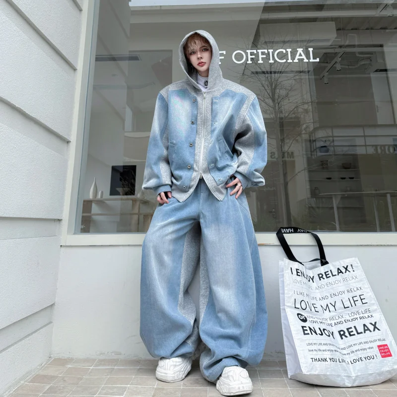 

Мужской комплект в американском ретро-стиле: толстовка-кардиган с капюшоном и джинсы свободного кроя. Модный молодежный комплект.