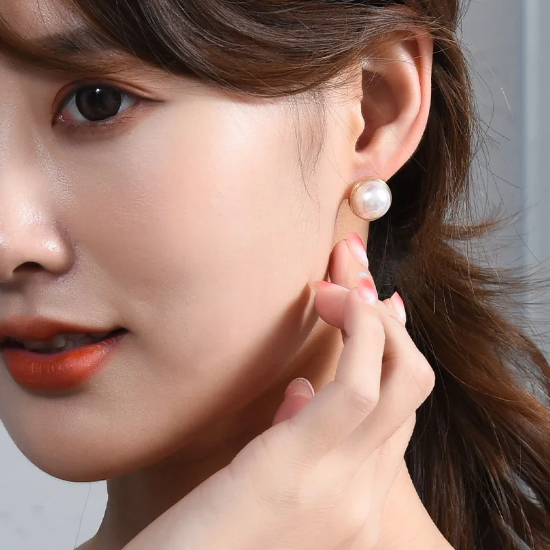 Gli orecchini ad ago in argento S925 sono un paio di piccoli orecchini da donna semplici, alla moda ed eleganti